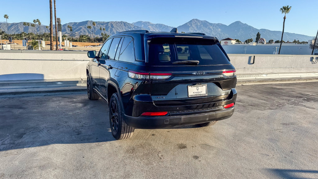 Used 2025 Jeep Grand Cherokee Altitude AWD/4WD image 7