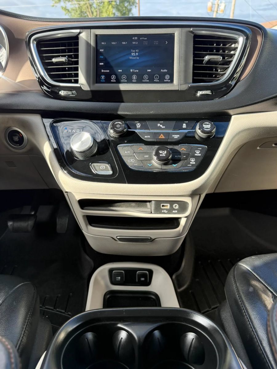 Used 2019 Chrysler Pacifica Touring-L FWD image 38