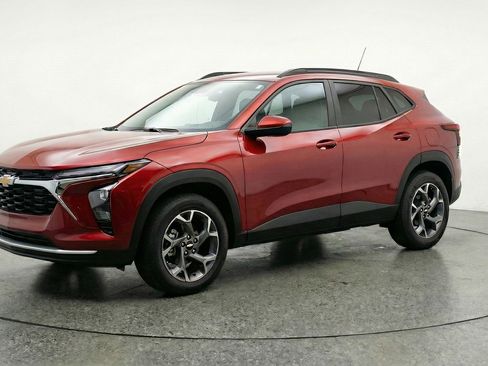 Used 2025 Chevrolet Trax LT image 3