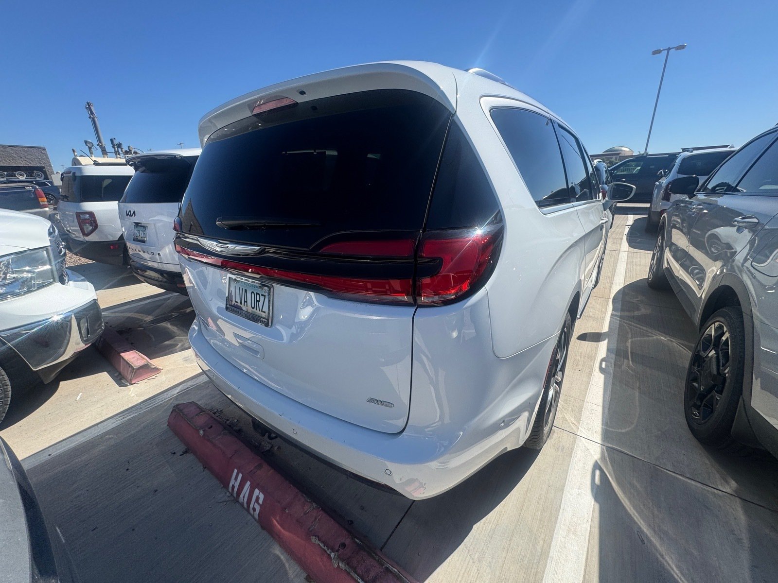 Used 2024 Chrysler Pacifica Pinnacle w/ Trailer Tow Group AWD/4WD image 4