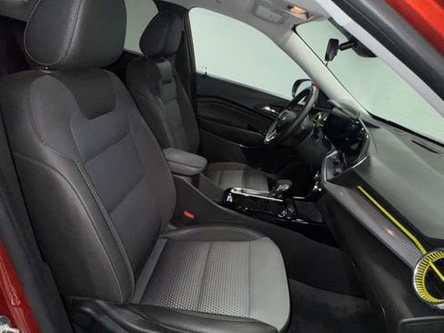 Used 2024 Chevrolet Trax LT w/ LT Convenience Package FWD image 15