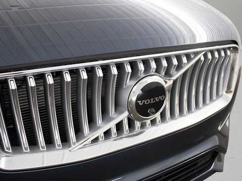 New 2025 Volvo XC90 T8 Plus w/ Protection Package Premier image 8