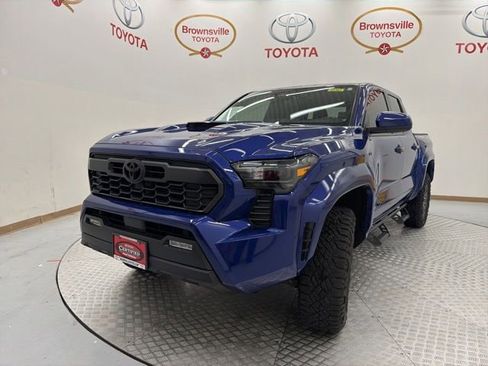 Used 2025 Toyota Tacoma TRD Sport AWD/4WD image 2