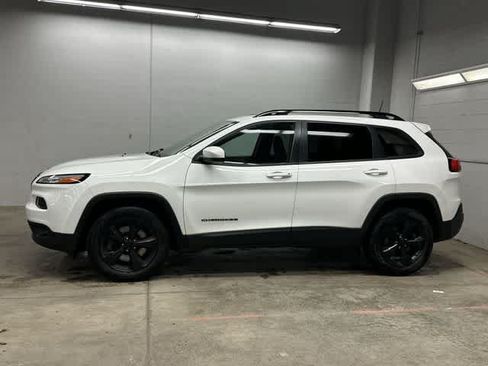 Used 2016 Jeep Cherokee Latitude w/ Cold Weather Group AWD/4WD image 2