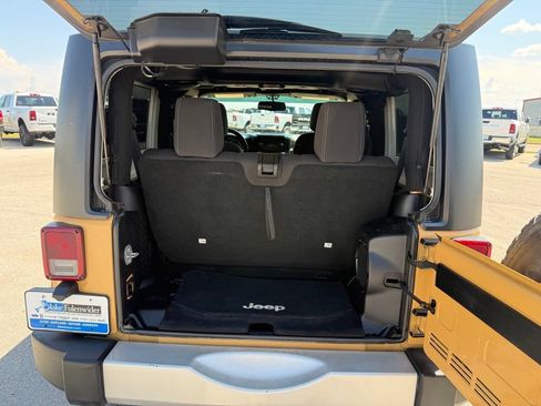 Used 2014 Jeep Wrangler Sahara w/ Connectivity Group AWD/4WD image 18