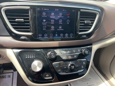 Used 2020 Chrysler Pacifica Touring w/ Advanced Safetytec Group FWD image 60