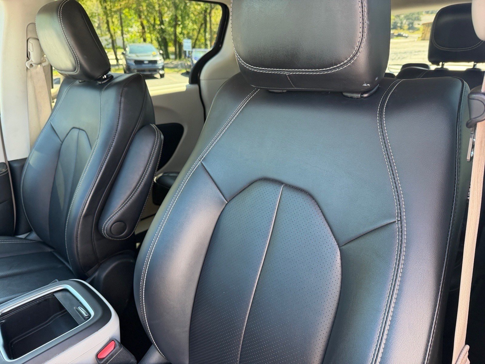 Used 2024 Chrysler Pacifica Touring-L FWD image 13