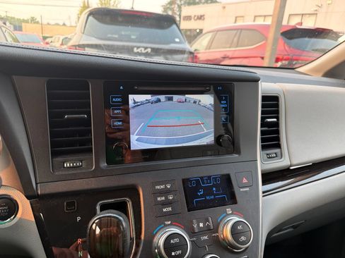 Used 2017 Toyota Sienna XLE Premium w/ Outdoor Package AWD/4WD image 9