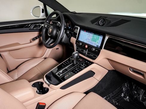 Certified 2025 Porsche Macan image 14