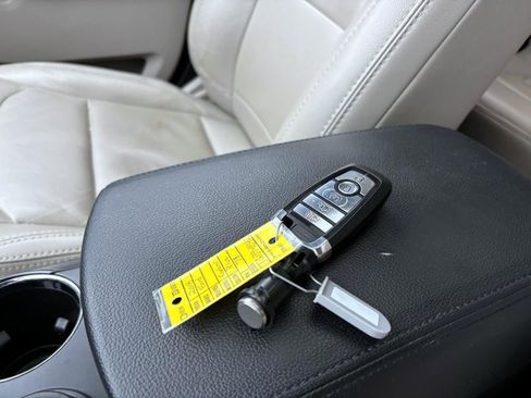 Used 2018 Ford Explorer XLT w/ Equipment Group 202A image 32