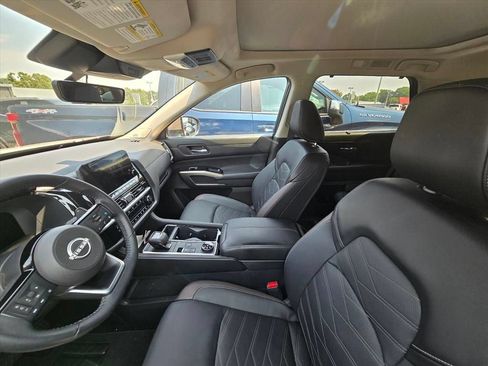 Used 2024 Nissan Pathfinder Platinum w/ Cargo Package AWD/4WD image 4