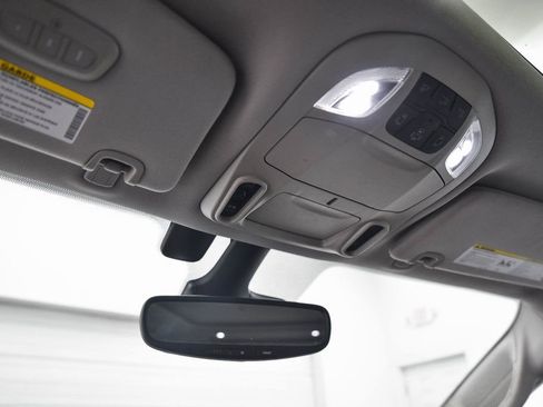 Used 2017 Chrysler Pacifica Limited image 19