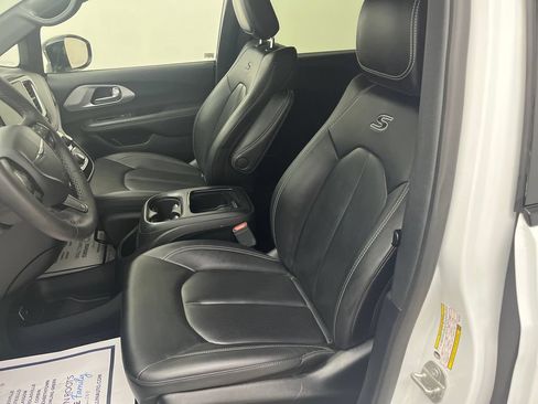 Used 2024 Chrysler Pacifica Limited FWD image 12