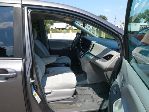 Used 2017 Toyota Sienna LE AWD/4WD image 26