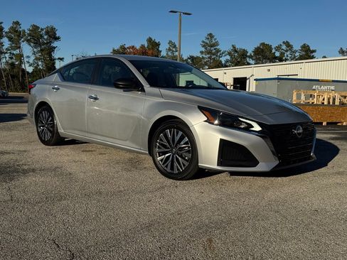 Used 2024 Nissan Altima 2.5 SV image 10