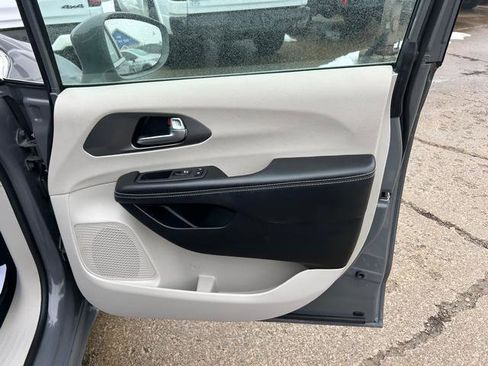 Certified 2022 Chrysler Pacifica Touring-L image 22