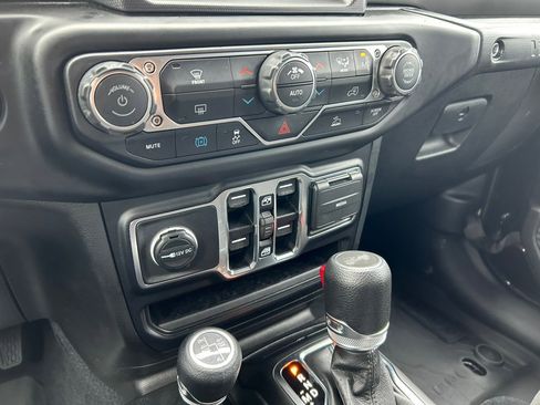 Used 2023 Jeep Wrangler Unlimited w/ Sun & Screen Package image 36