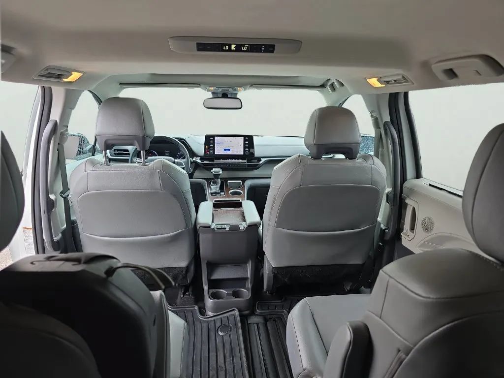 Used 2021 Toyota Sienna XLE FWD image 20