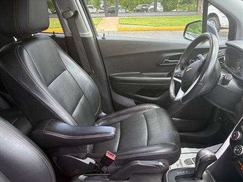 Used 2022 Chevrolet Trax LT w/ Premium Seat Package AWD/4WD image 18