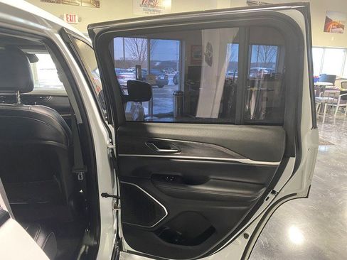 Used 2022 Jeep Grand Cherokee Limited image 15