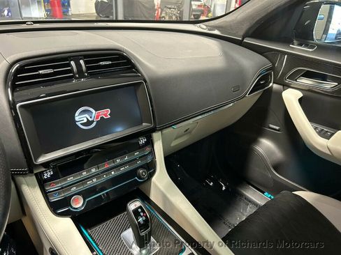 Used 2020 Jaguar F-PACE SVR image 17