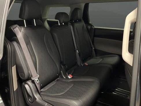 Used 2025 Kia Carnival FWD image 24