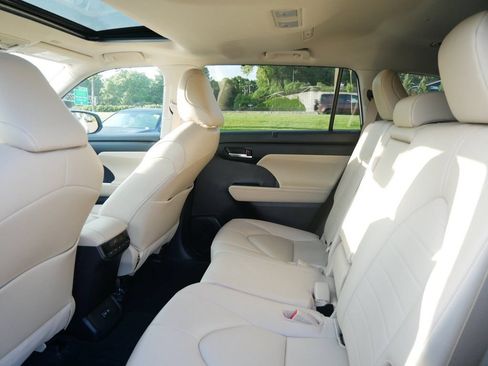 Used 2023 Toyota Highlander XLE AWD/4WD image 11