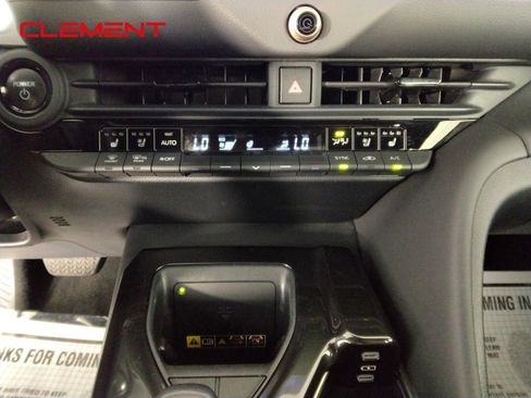 Used 2025 Toyota Crown AWD/4WD image 19