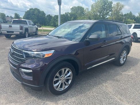 Used 2023 Ford Explorer XLT w/ Equipment Group 202A image 3