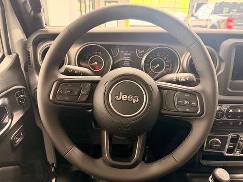 Used 2023 Jeep Gladiator Sport AWD/4WD image 27