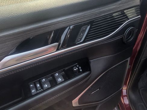 Used 2024 Jeep Wagoneer Series III AWD/4WD image 5