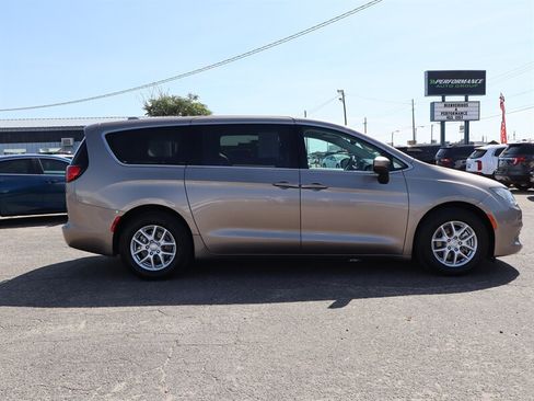 Used 2017 Chrysler Pacifica LX FWD image 3