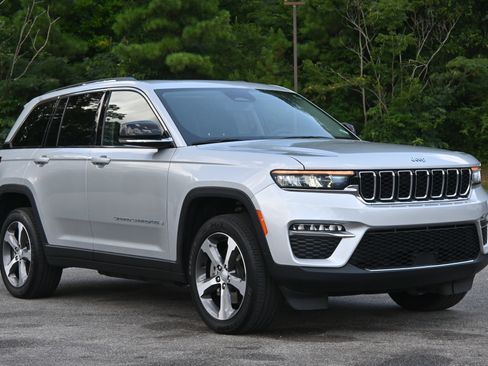 Used 2023 Jeep Grand Cherokee 4WD 4xe image 11