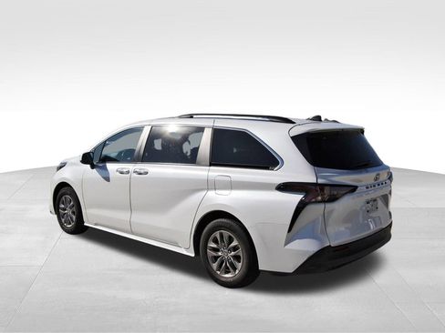 Used 2024 Toyota Sienna XLE image 3