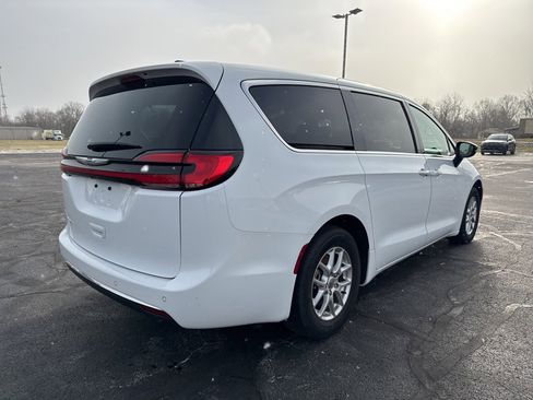 Used 2024 Chrysler Pacifica Touring-L image 7