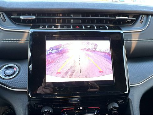 Used 2024 Jeep Grand Cherokee Laredo image 31