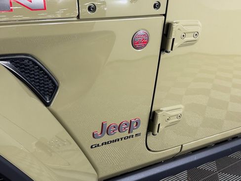 Certified 2025 Jeep Gladiator Rubicon AWD/4WD image 11