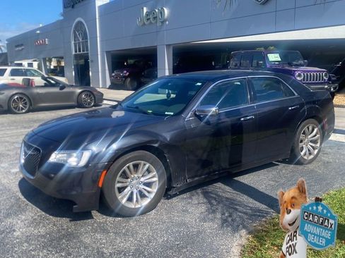 Used 2017 Chrysler 300 C RWD image 3