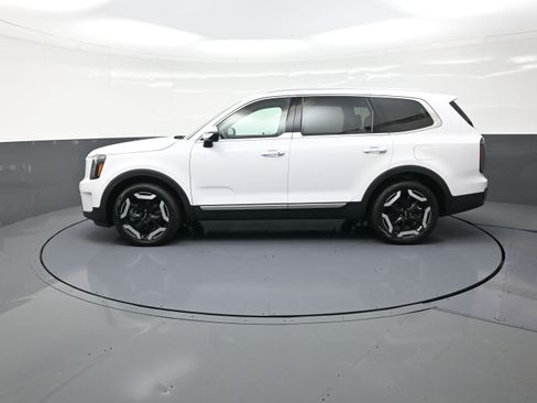 Used 2024 Kia Telluride EX w/ EX Captain's Chair Package image 6