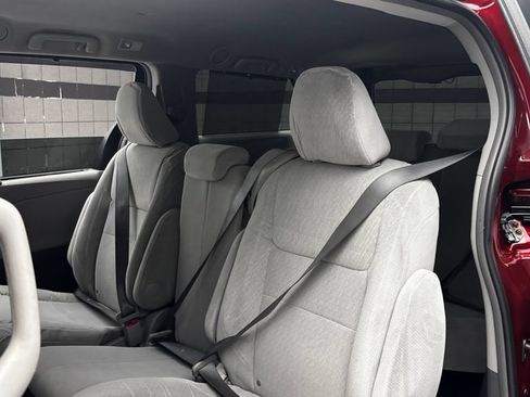 Used 2015 Toyota Sienna LE FWD image 26