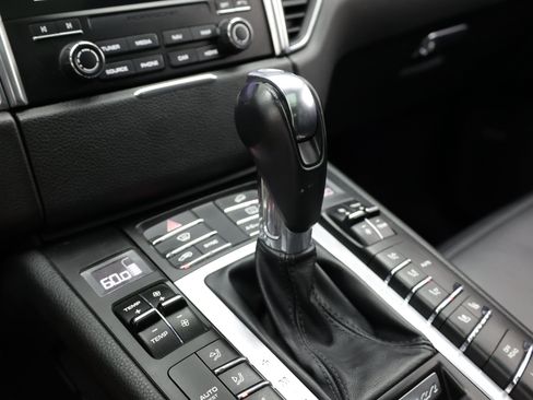 Used 2018 Porsche Macan AWD/4WD image 21