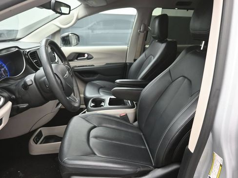 Used 2024 Chrysler Pacifica Touring-L FWD image 17