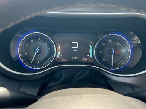 Used 2024 Chrysler Pacifica Touring-L FWD image 17