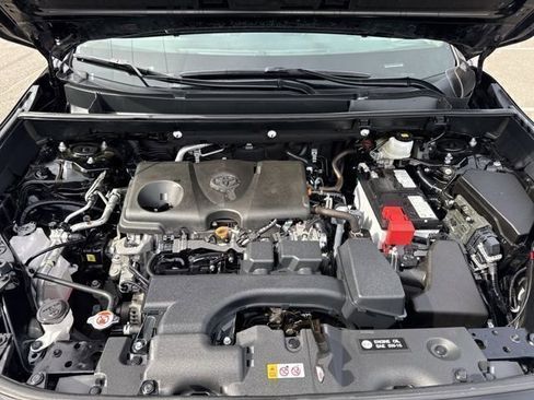 Used 2025 Toyota RAV4 XLE AWD/4WD image 9