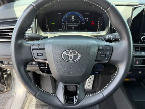 Used 2025 Toyota Camry SE FWD image 14