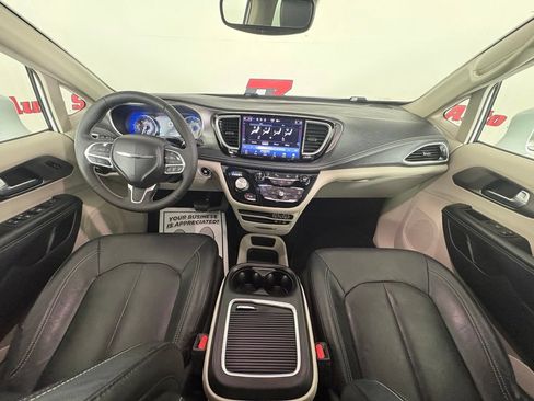 Used 2022 Chrysler Pacifica Touring-L FWD image 36