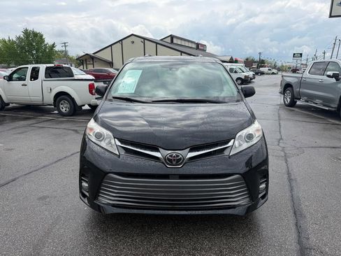 Used 2019 Toyota Sienna XLE FWD image 3