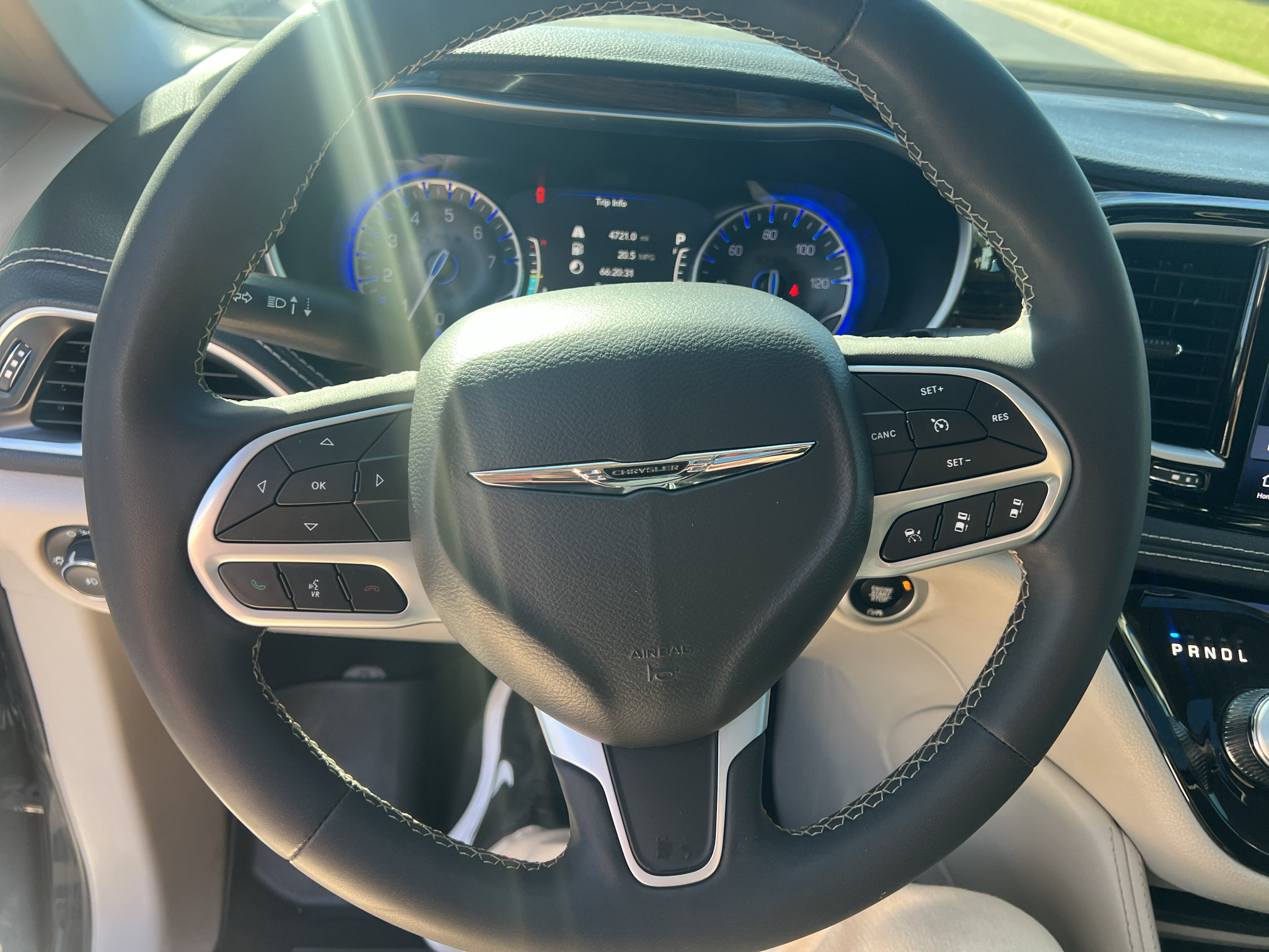 Used 2023 Chrysler Pacifica Limited FWD image 26