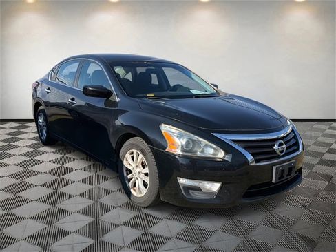 Used 2014 Nissan Altima 2.5 S w/ Sport Value Package image 3