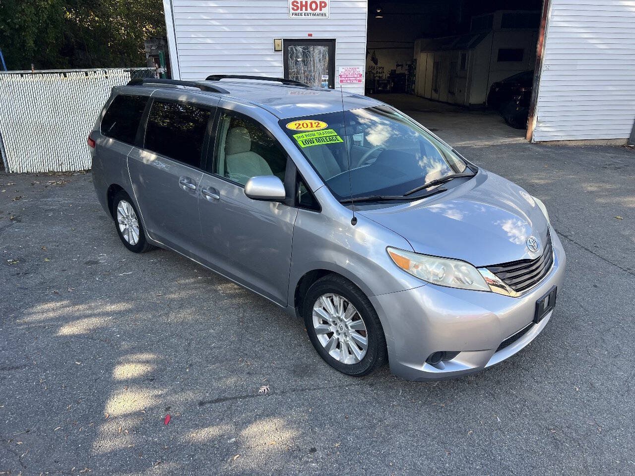 Used 2012 Toyota Sienna LE w/ Towing Pkg AWD/4WD image 2